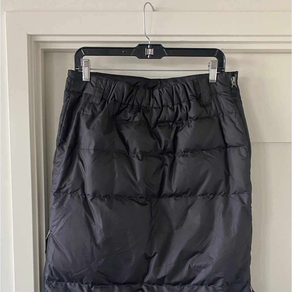 SKHOOP black quilted skirt. Front zip pockets. Belt loops. Side zip details.